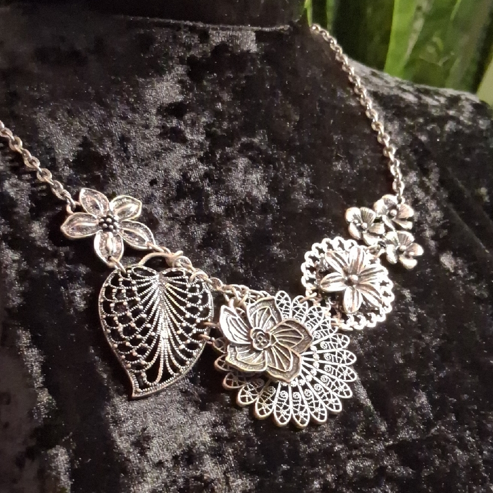 Premier Designs Silver Floral Charm Necklace - Picture 2 of 8